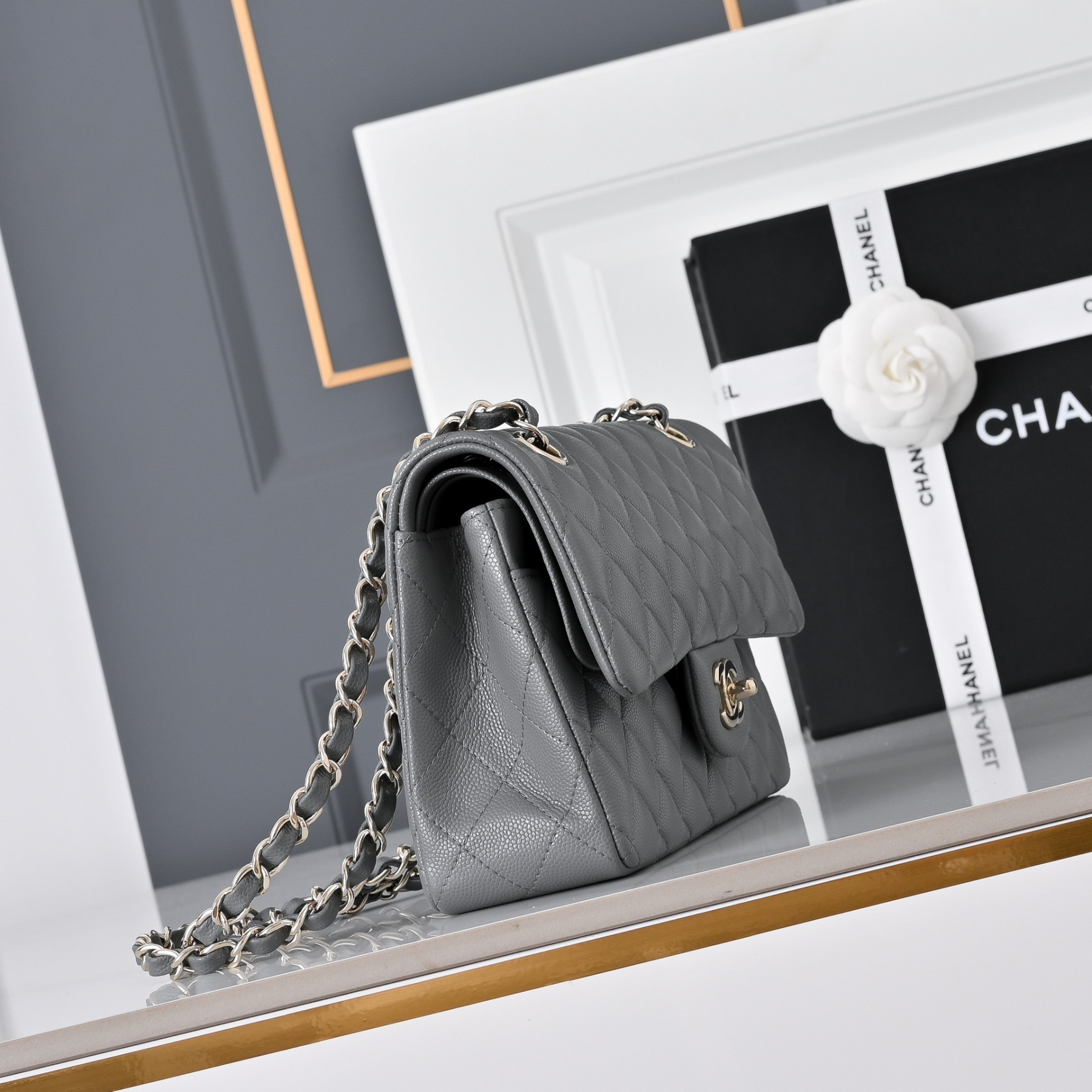 Chanel Classic Flap handbag caviar leather and light gold-tone metal hardware A01113 23x14.5x6cm