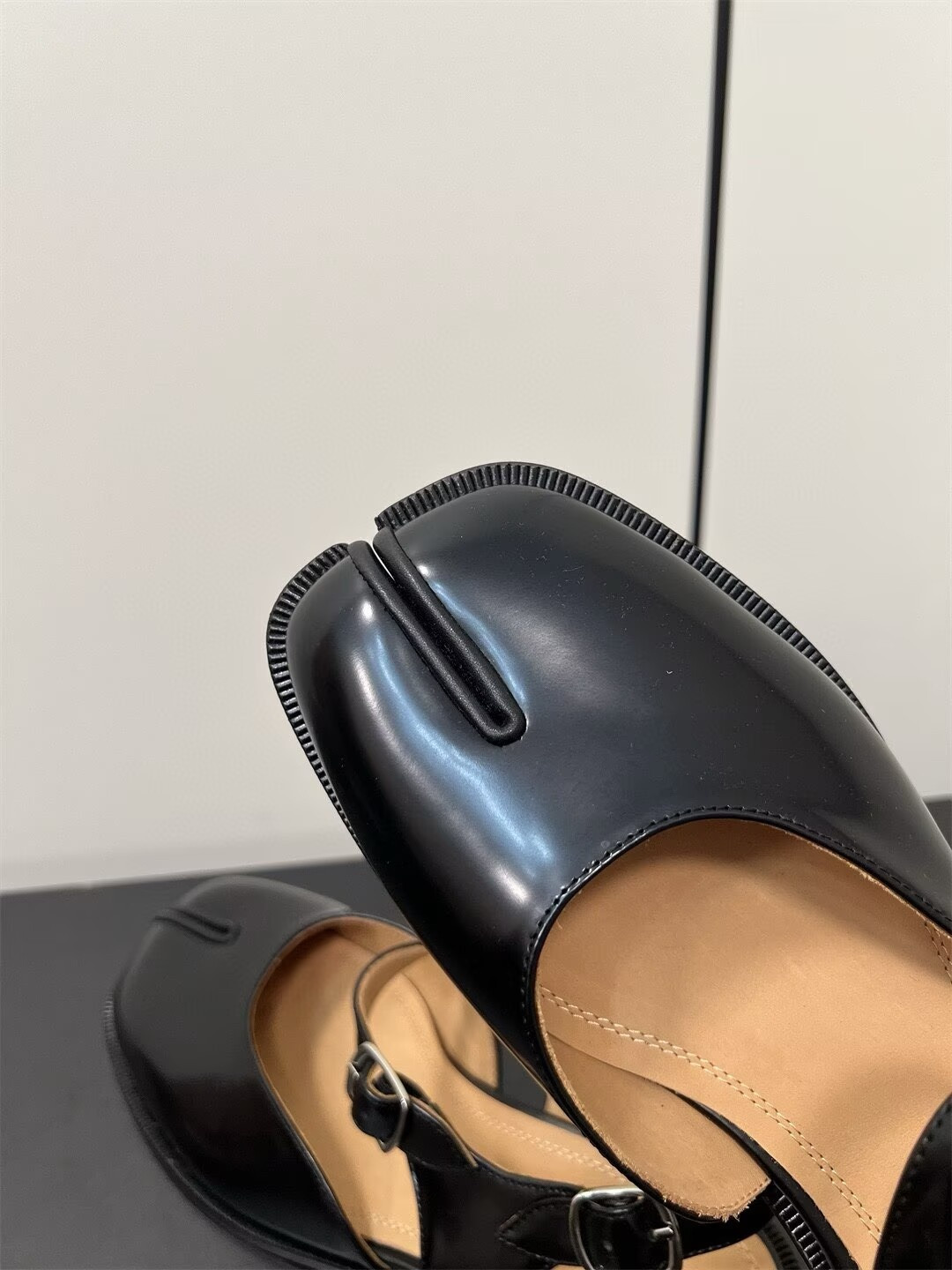 ua ma1s0n Marg*e1a tabi sandals