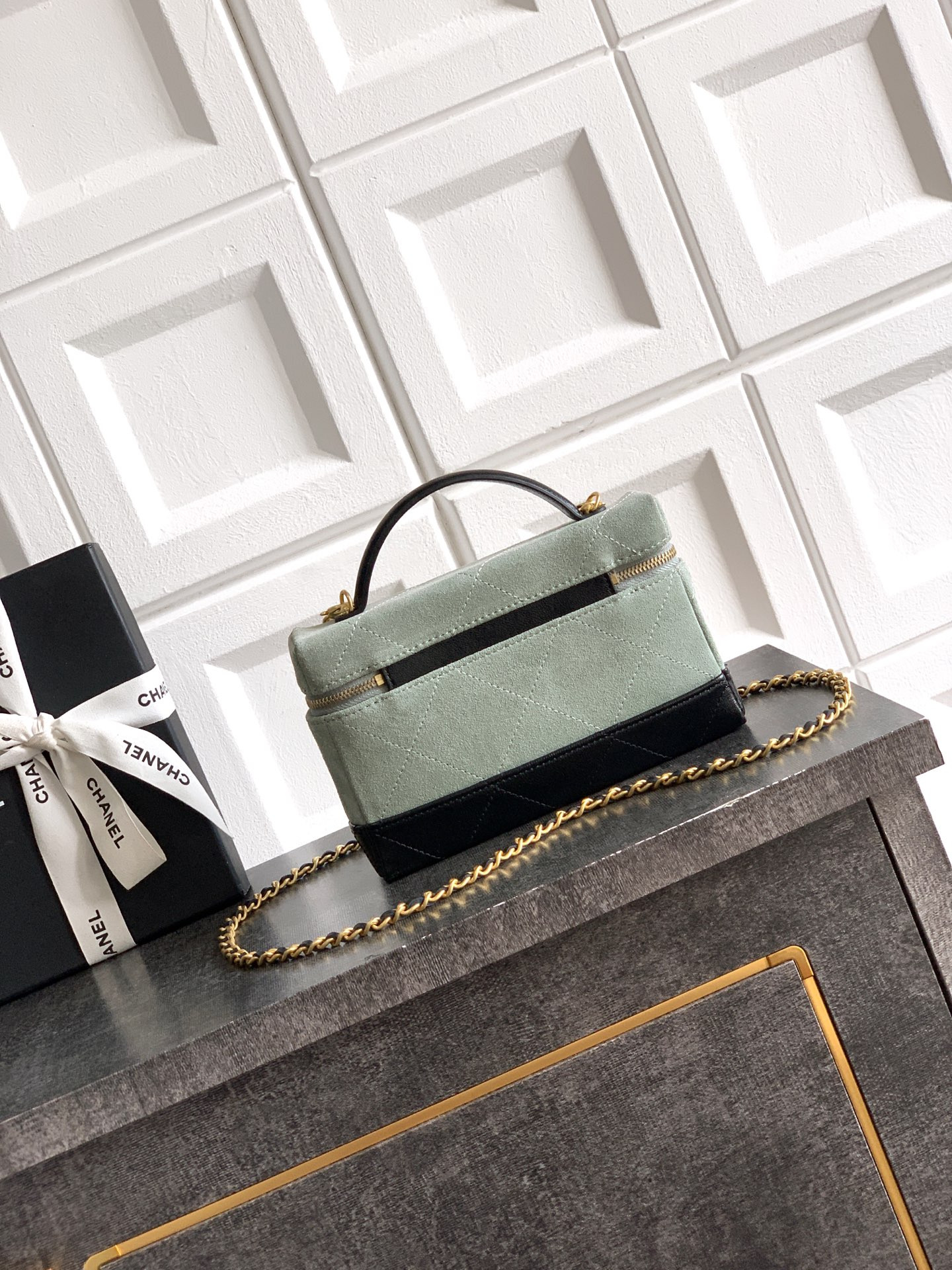 Chanel Vanity with Chain AP5186 17x19.5x5cm