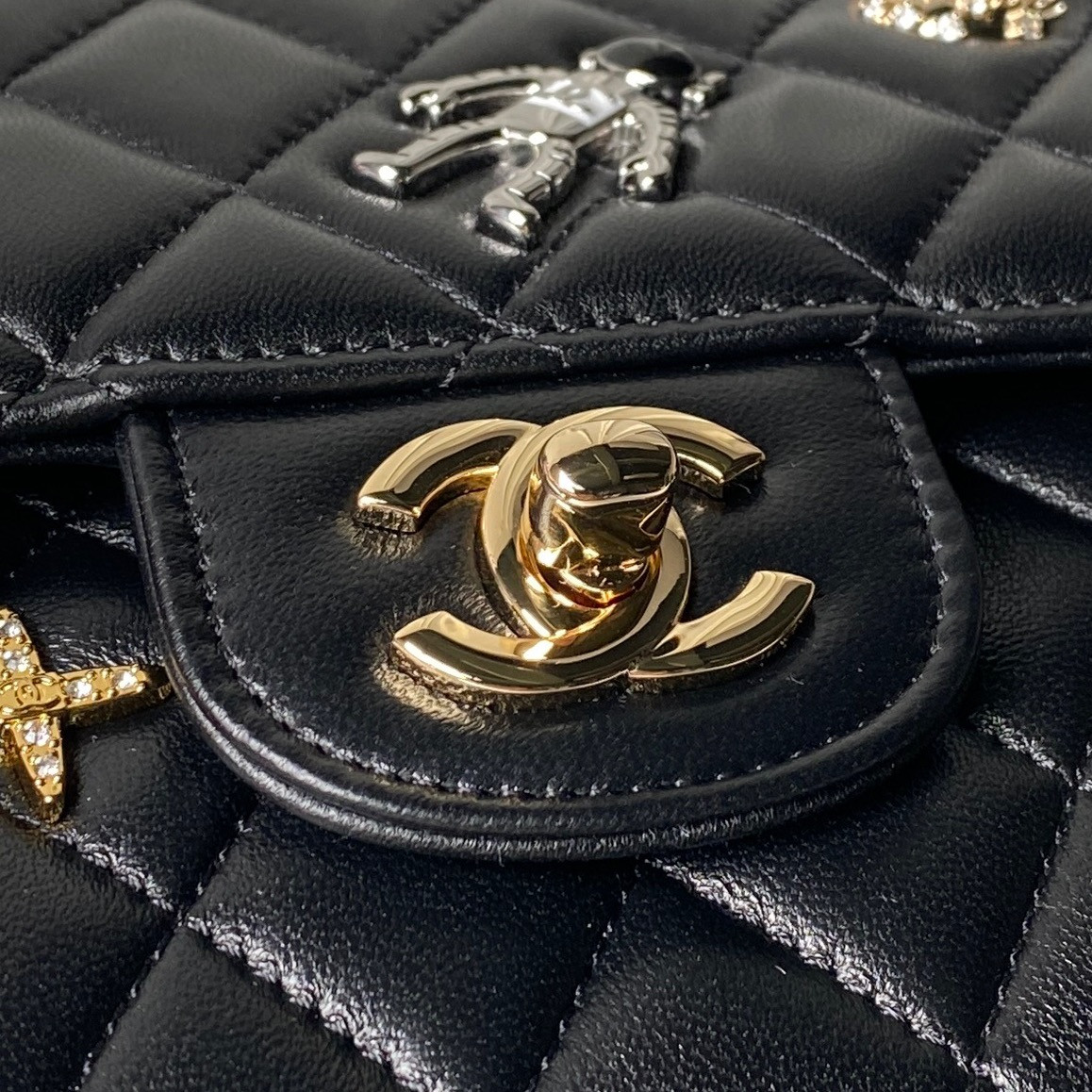 Chanel Classic Flap Bag A01112 15x25x6cm