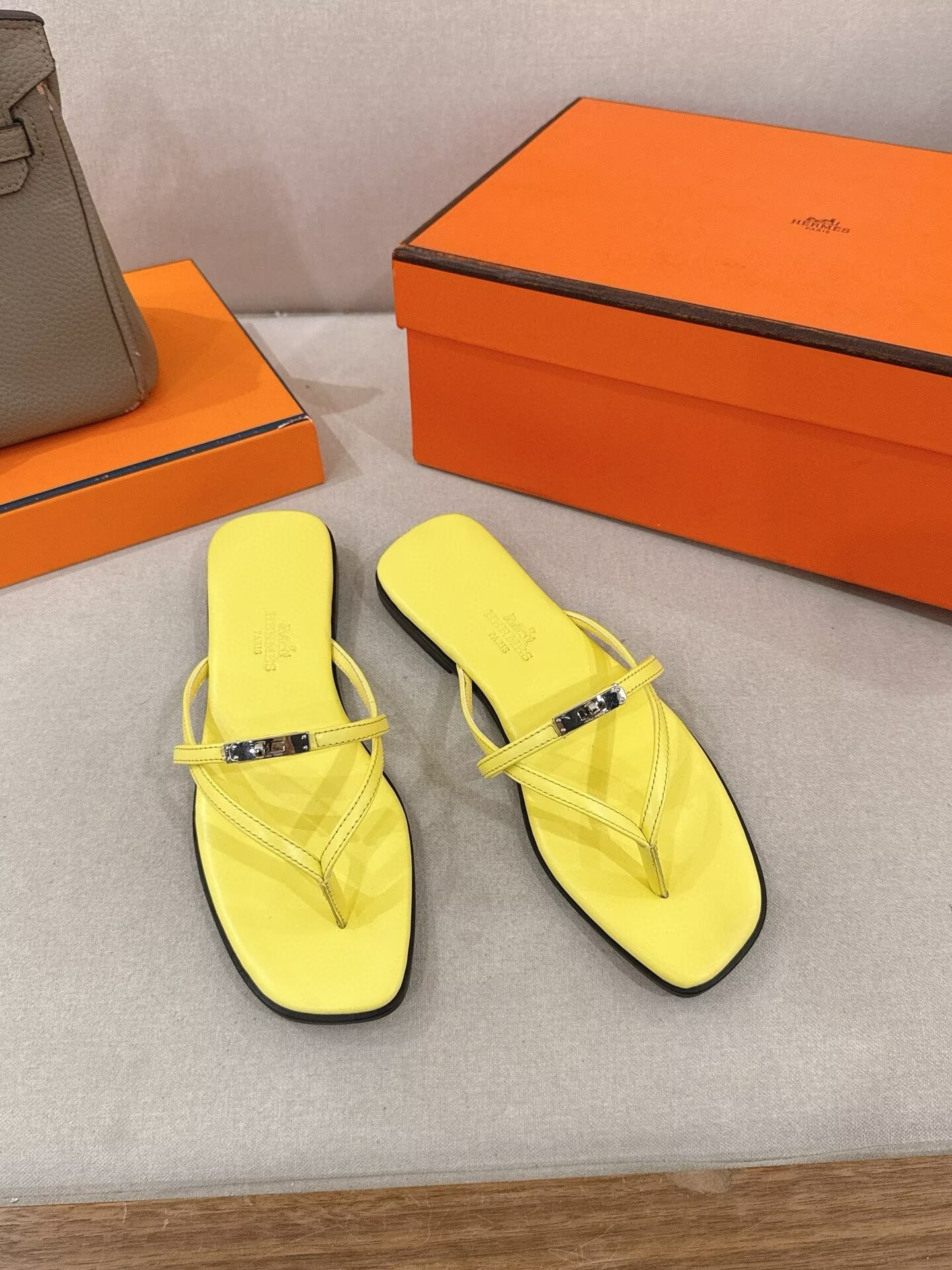 ua H**me5 miss sandals