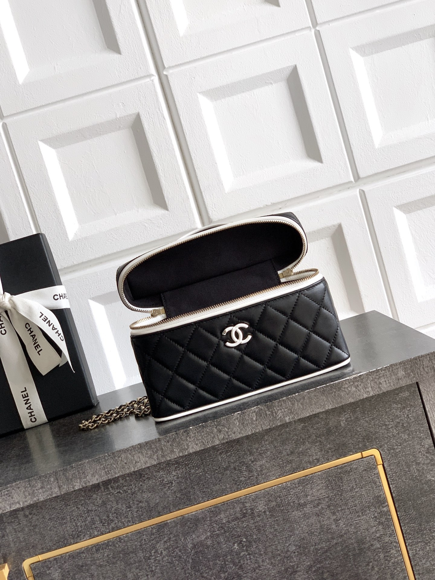 Chanel Vanity with Chain AP5186 17x19.5x5cm