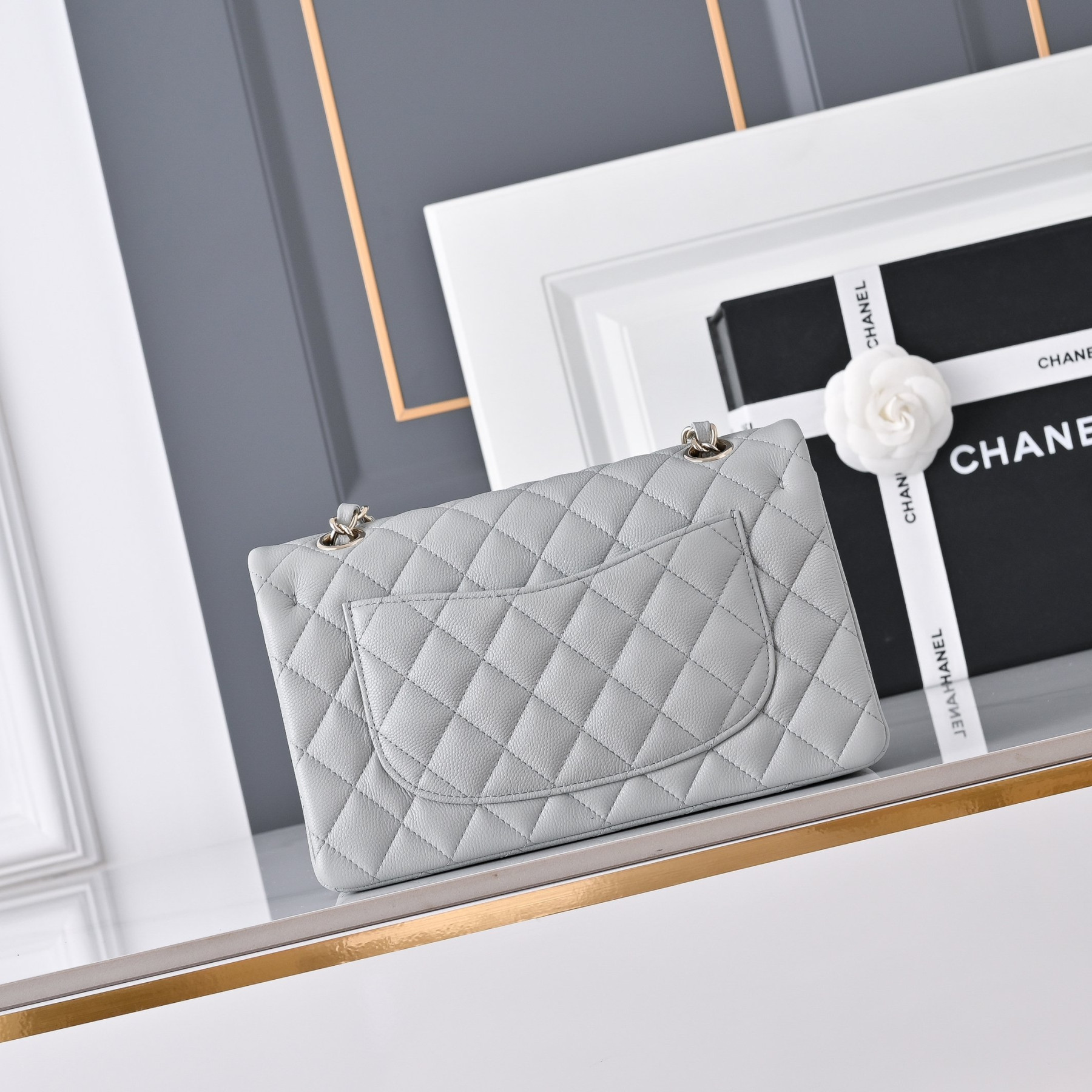 Chanel Classic Flap handbag Light grey with light gold hardware and caviar leather A01113 23x14.5x6cm
