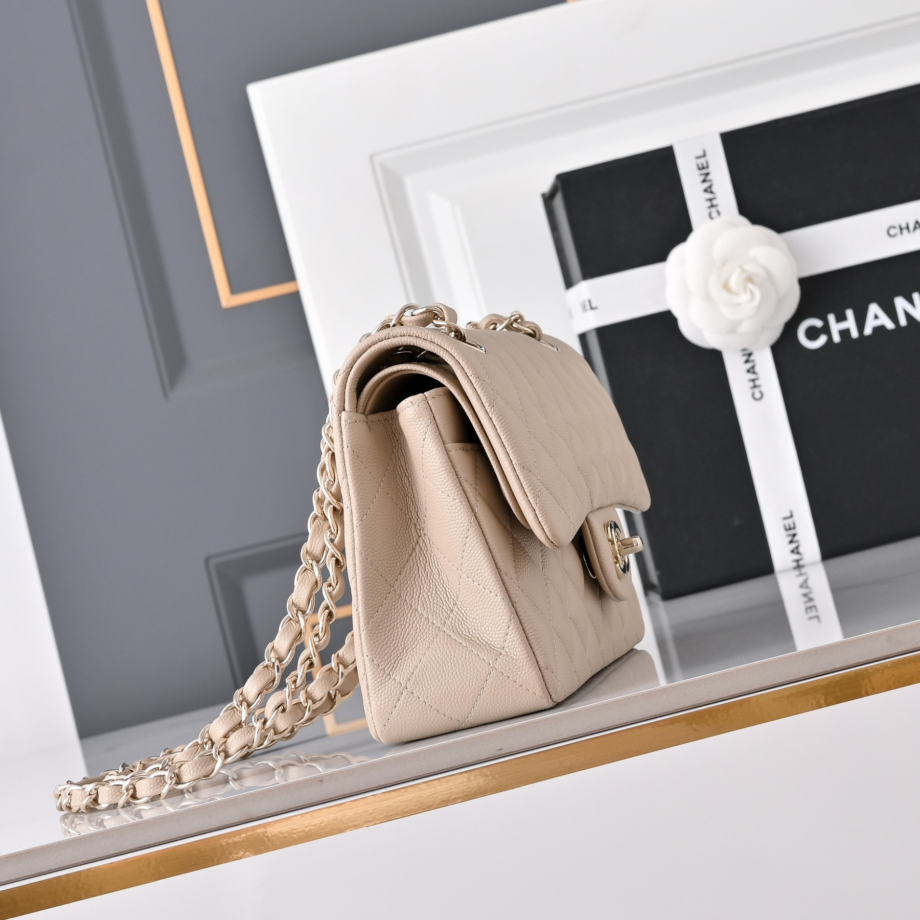 Chanel Classic Flap handbag Milky tea with light gold hardware and caviar leather A01113 23x14.5x6cm