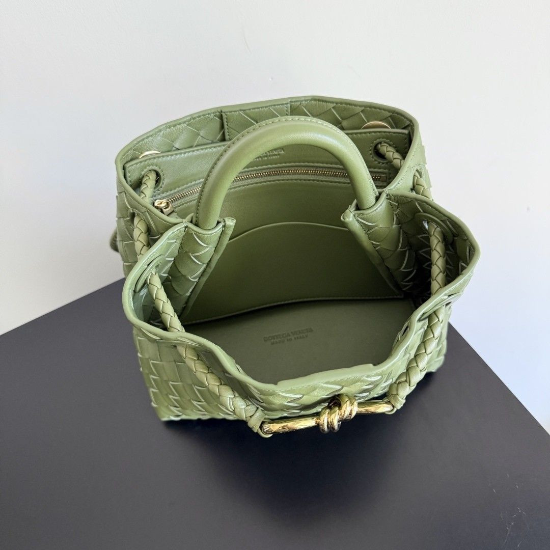 Bottega Veneta Small Andiamo 25x22x10.5cm