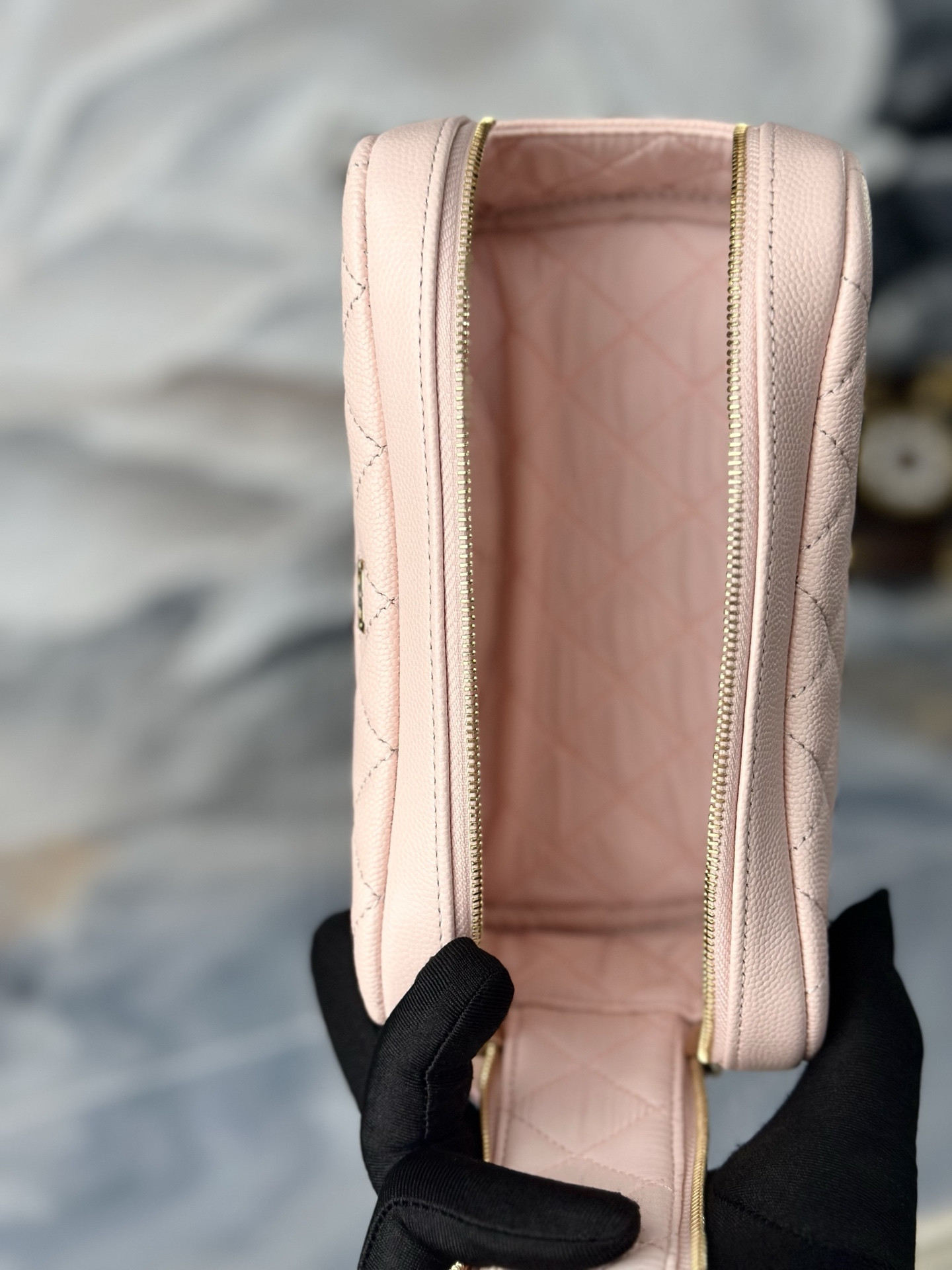 Chanel Pouch Bag A31109 18x9x9cm