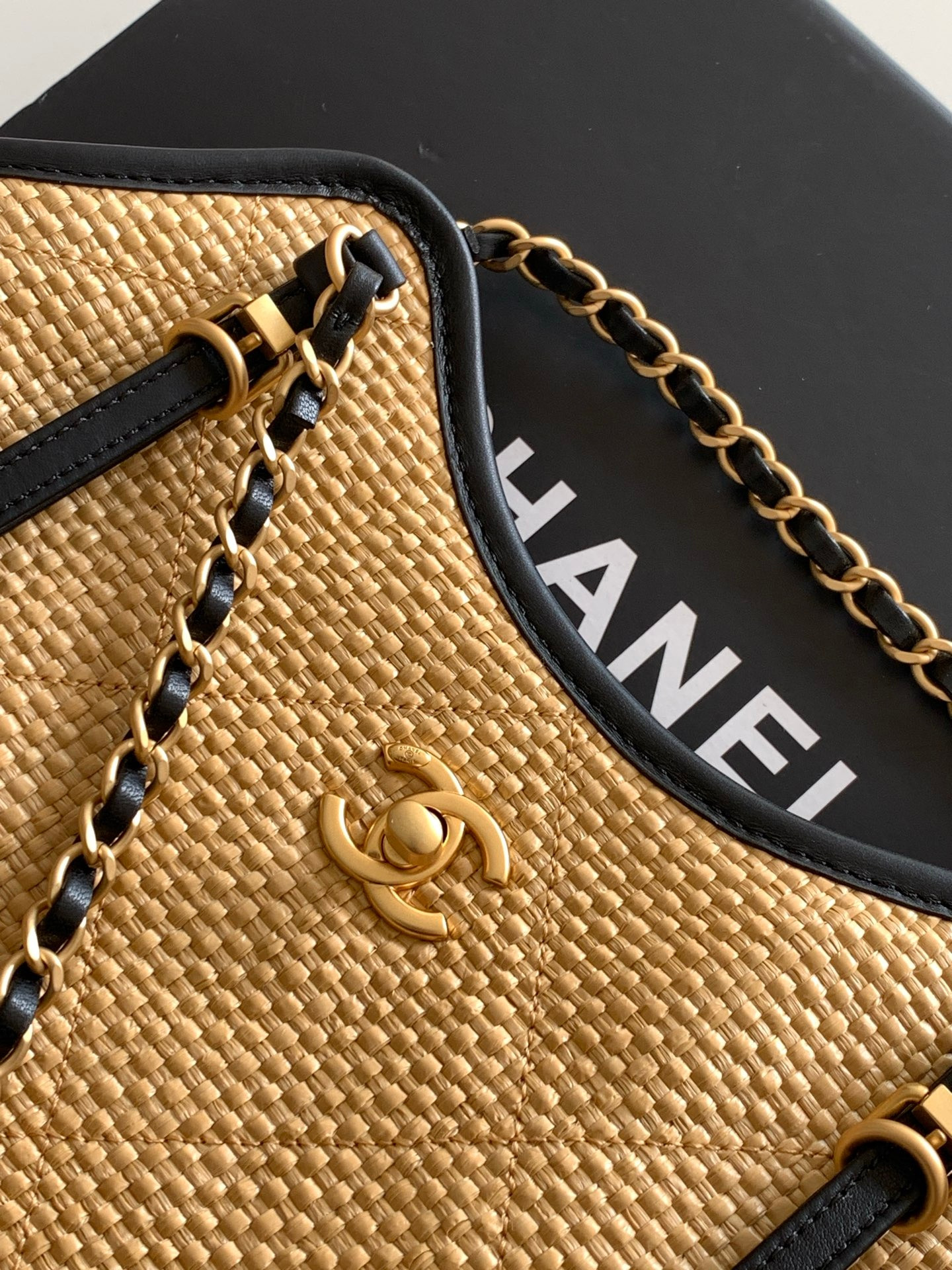 Chanel Shopping Bag AS6015 20x28x7cm