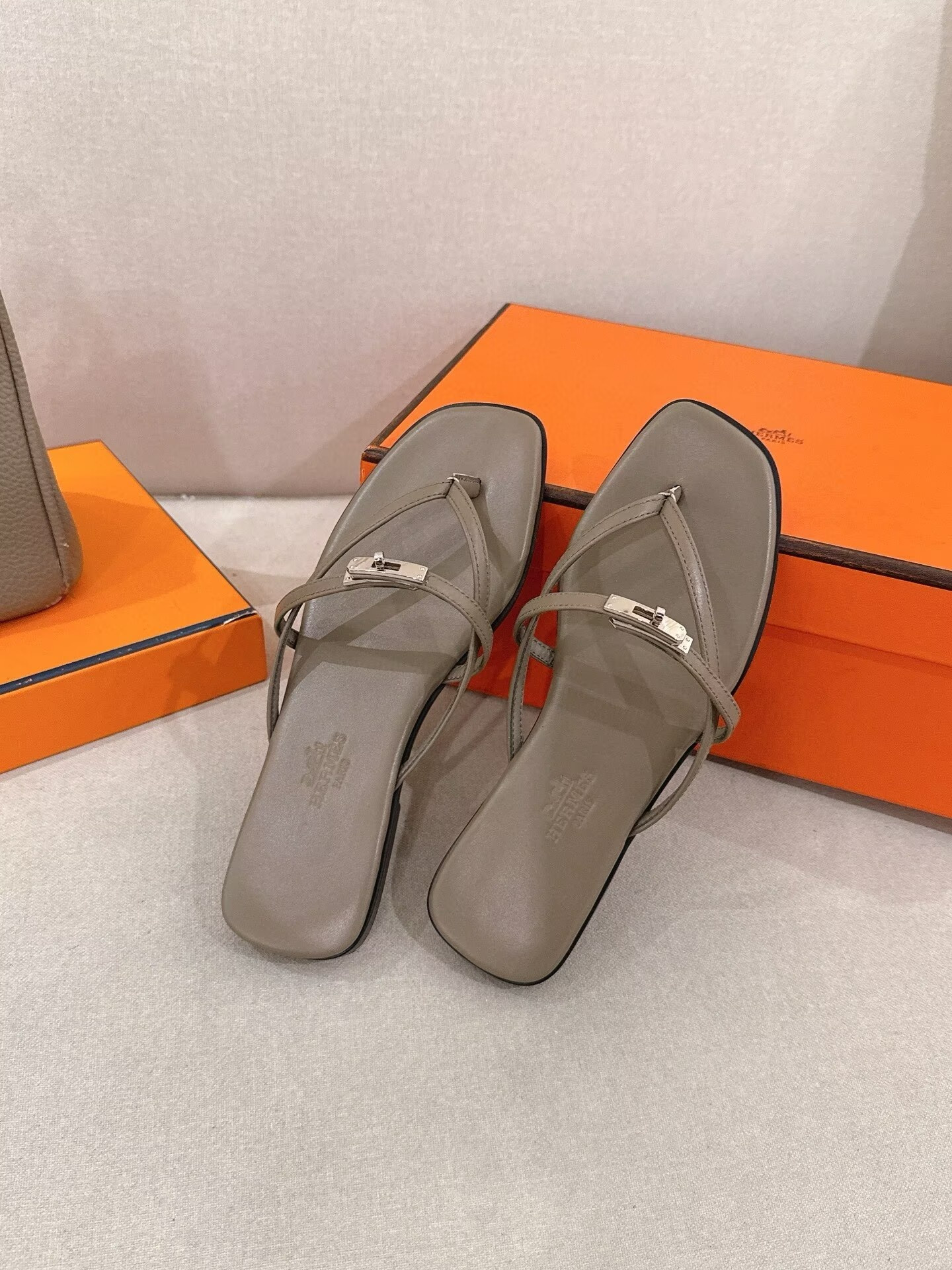 ua H**me5 miss sandals