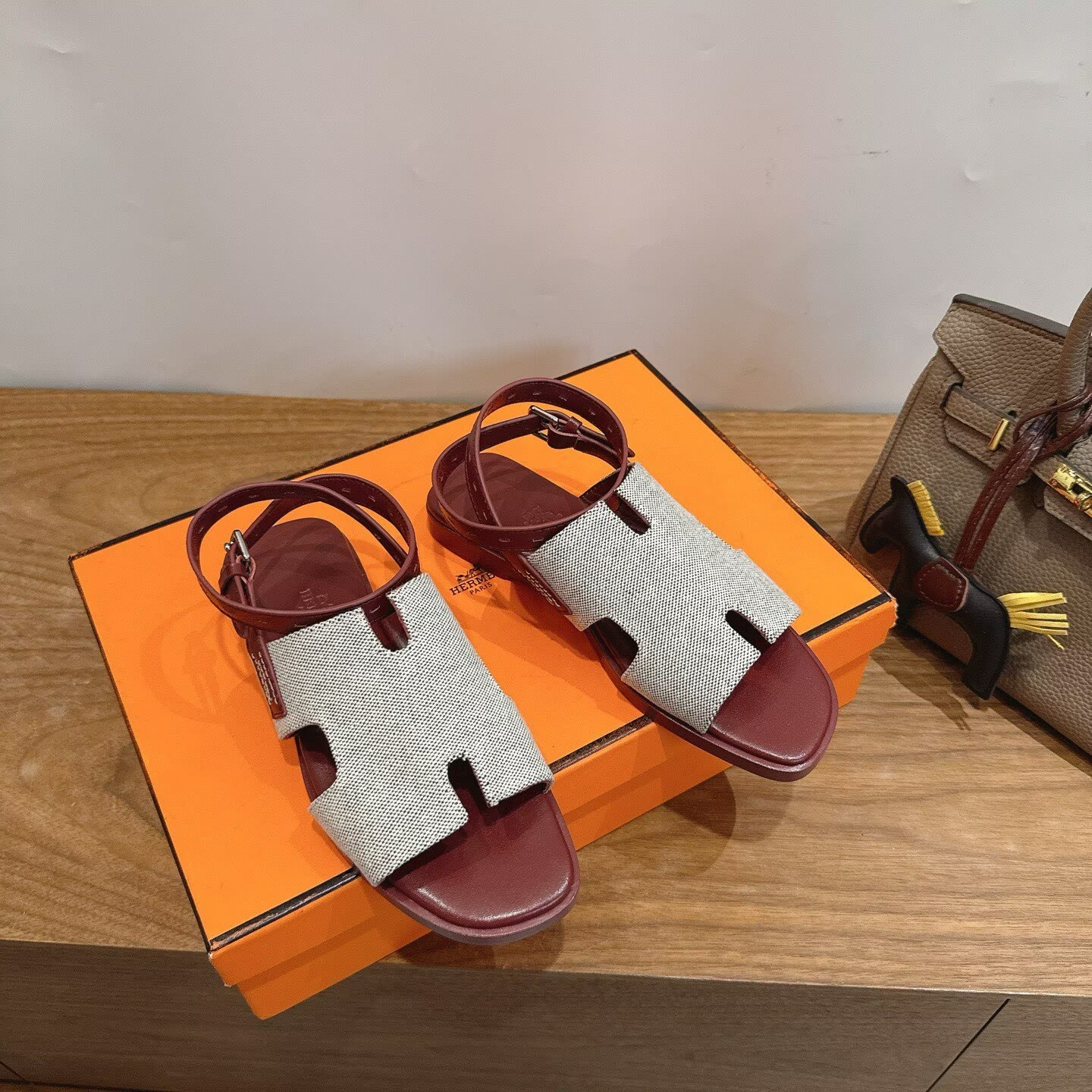 ua H**me5 maya sandal