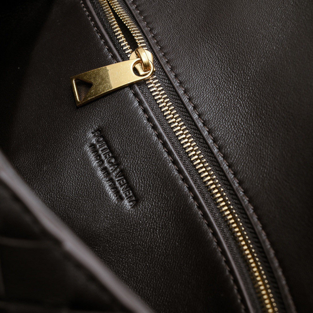 Bottega Veneta Mini Andiamo 21.5x13x4.5cm