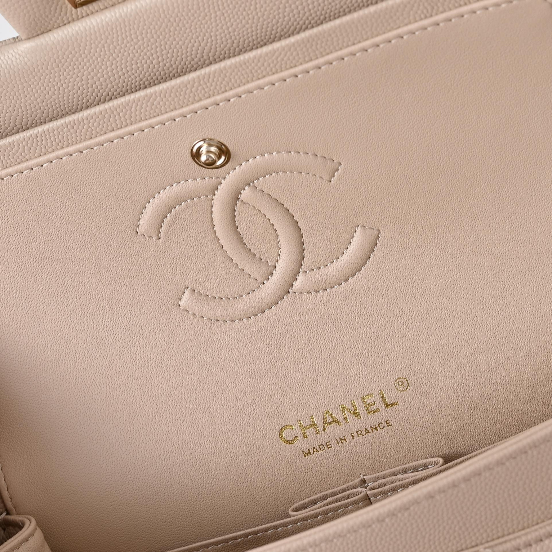 Chanel Classic Flap handbag Milky tea with light gold hardware and caviar leather A01113 23x14.5x6cm