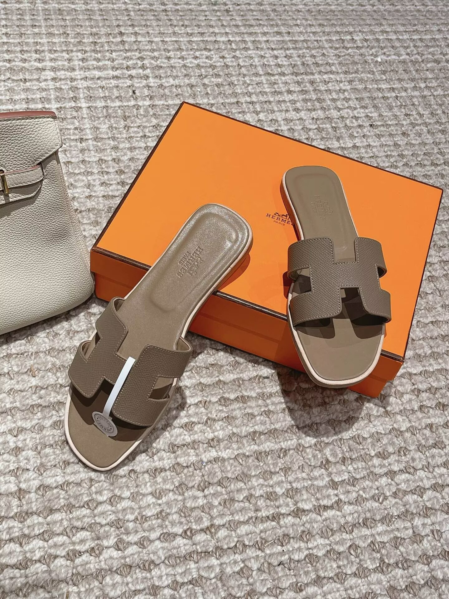 ua H**me5 oran sandal