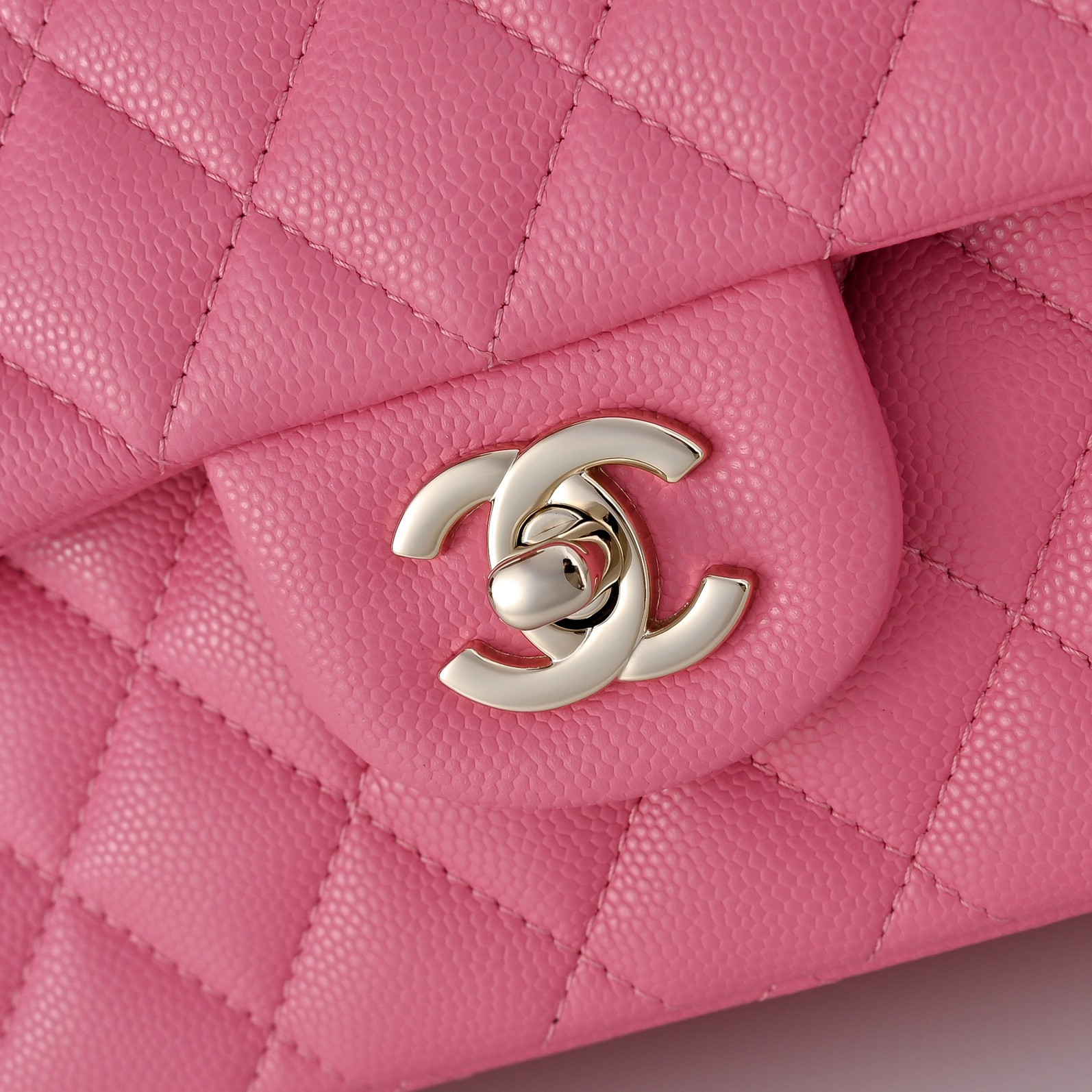 Chanel Classic Flap handbag Rose with light gold hardware and caviar leather A01113 23x14.5x6cm
