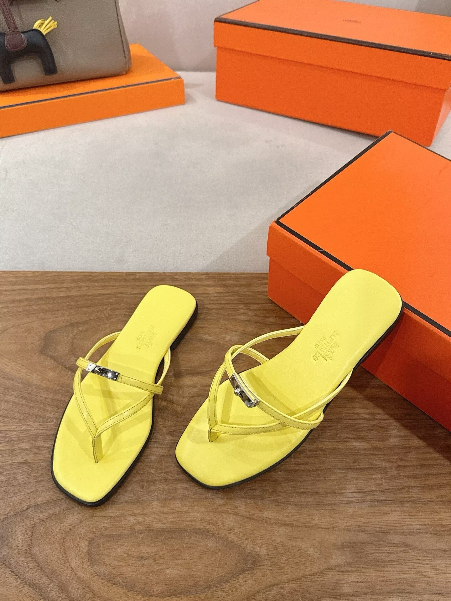 ua H**me5 miss sandals