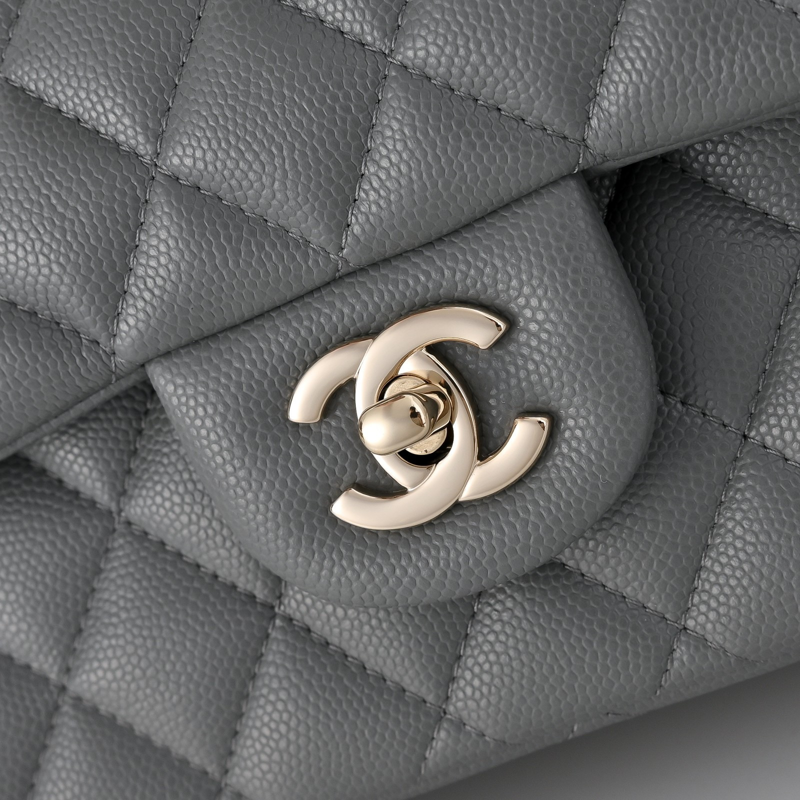 Chanel Classic Flap handbag caviar leather and light gold-tone metal hardware A01113 23x14.5x6cm