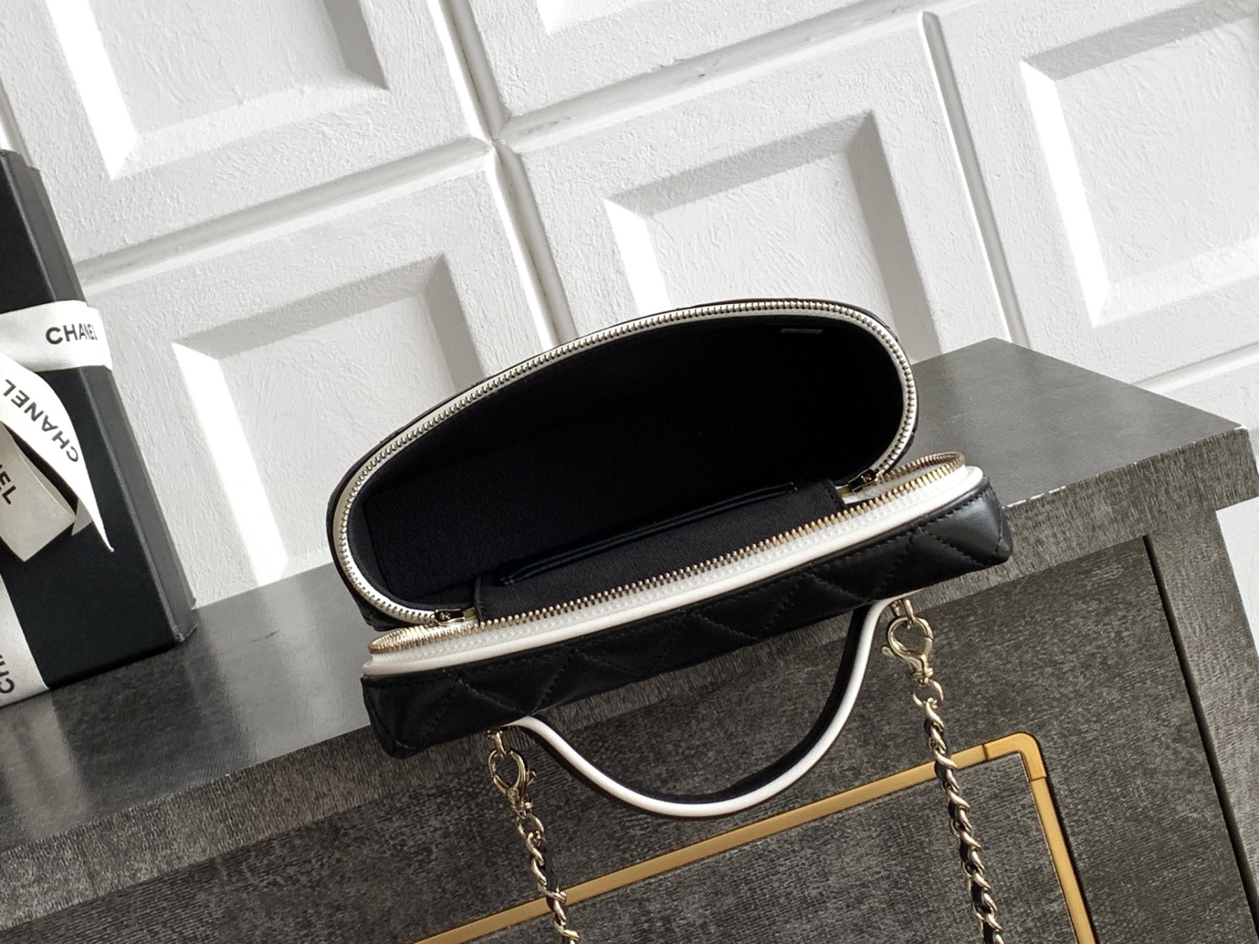Chanel Vanity with Chain AP5186 17x19.5x5cm
