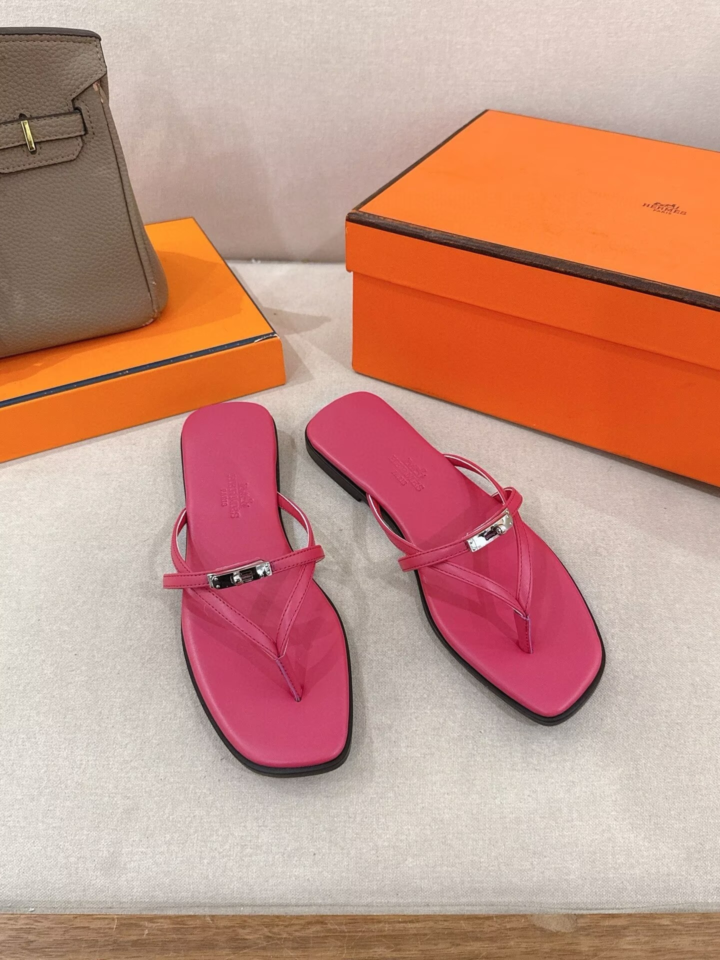 ua H**me5 miss sandals