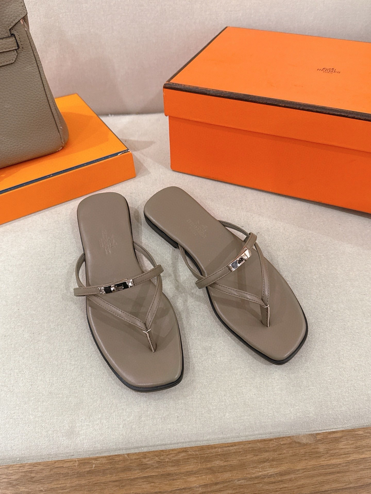 ua H**me5 miss sandals