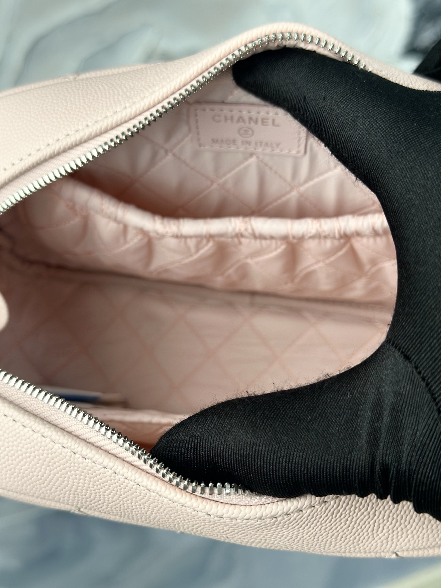 Chanel Pouch Bag A31105 21x6x14cm