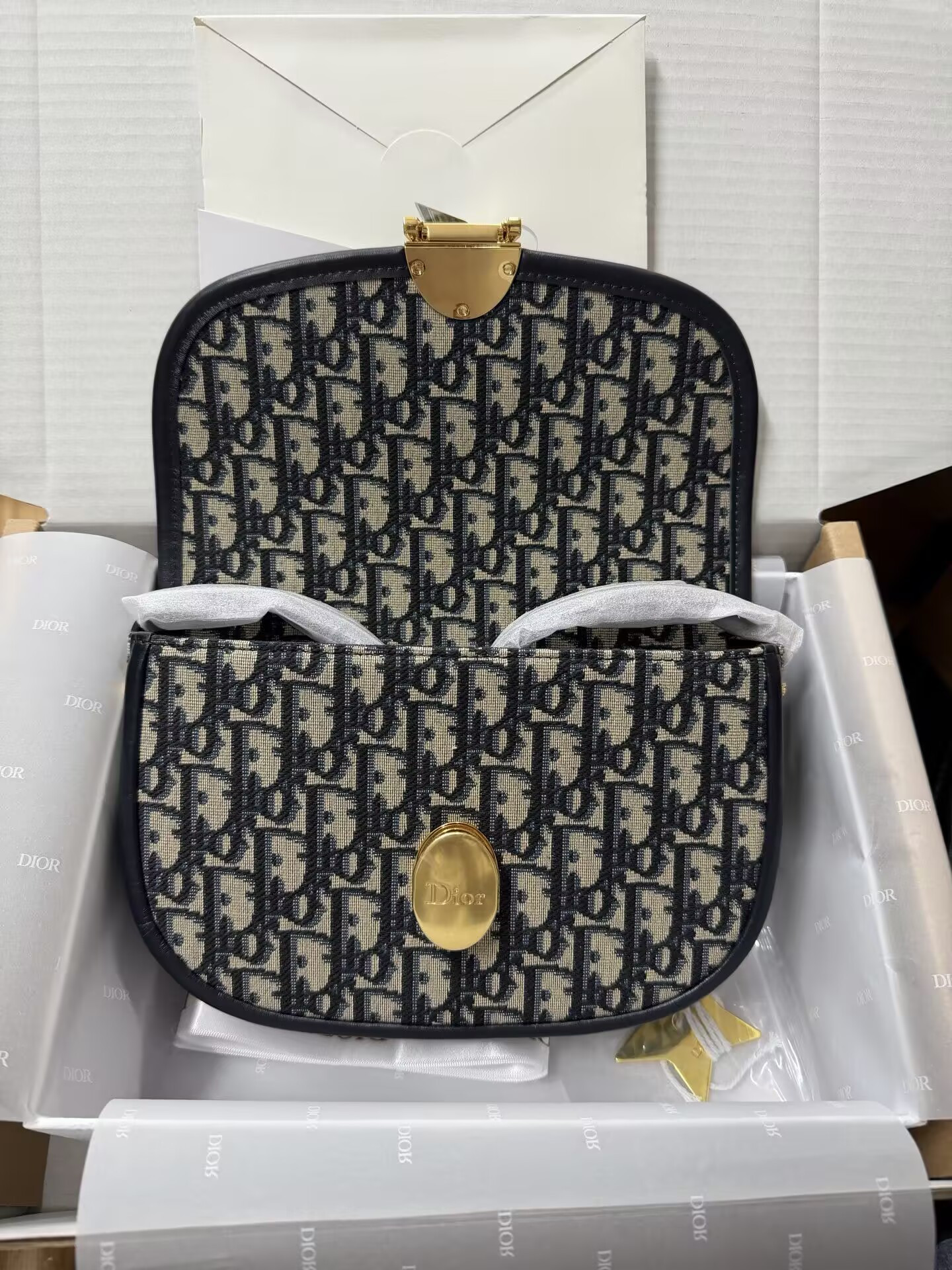 Dior Médaillon Flap Bag 22x13x9.5cm