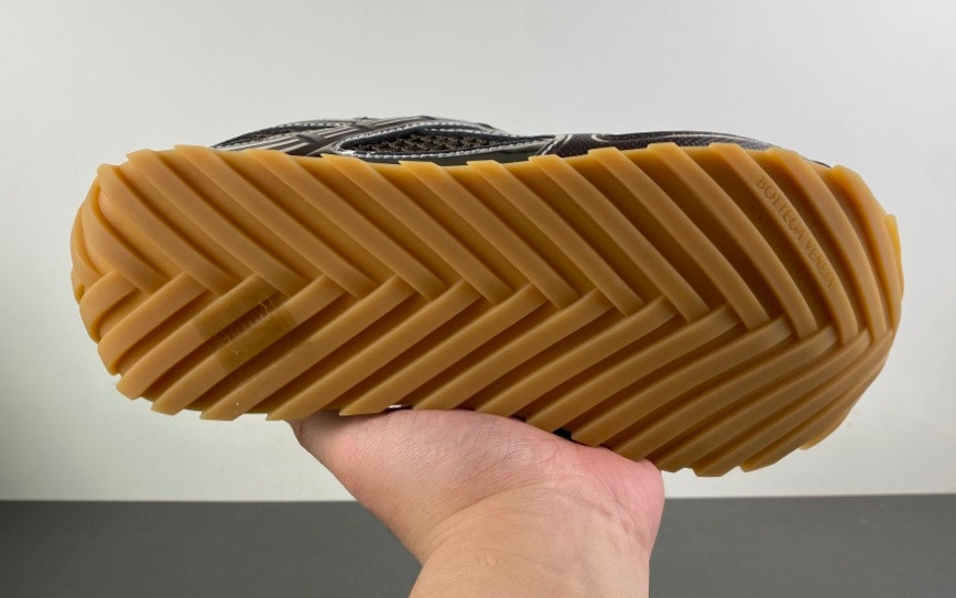 ua b0tt*ga Ven*ta orbit sneaker