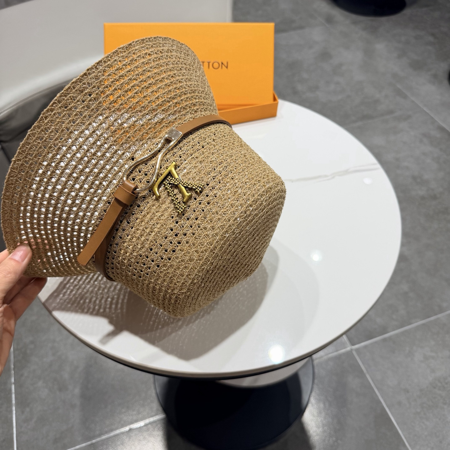 l0vis Vvtt0n straw bucket hat