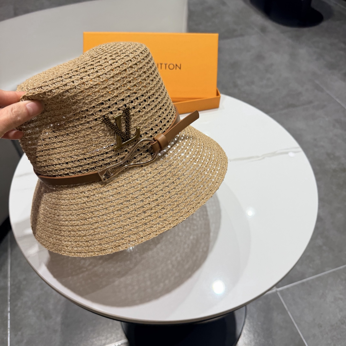 l0vis Vvtt0n straw bucket hat