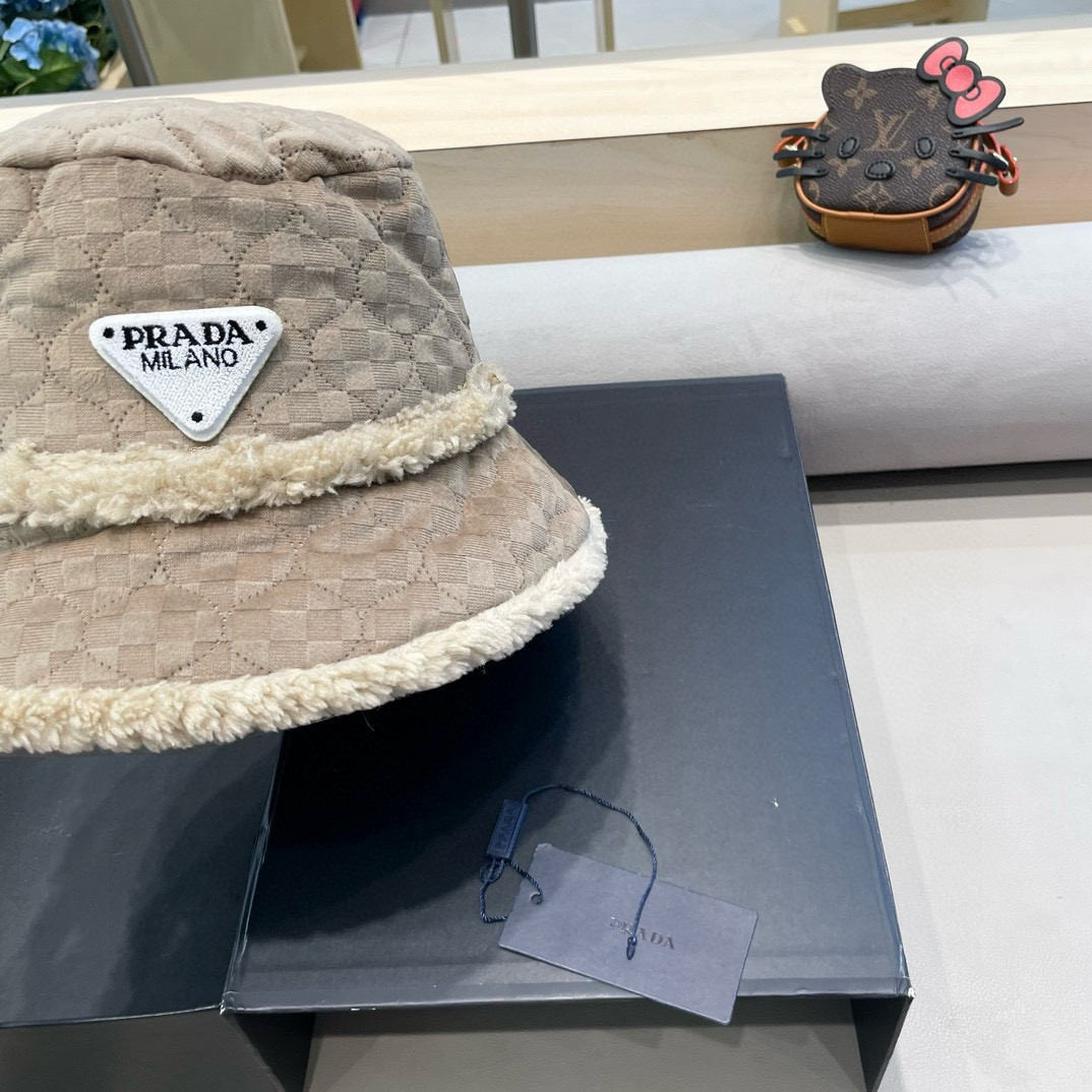 Pra*a bucket hat