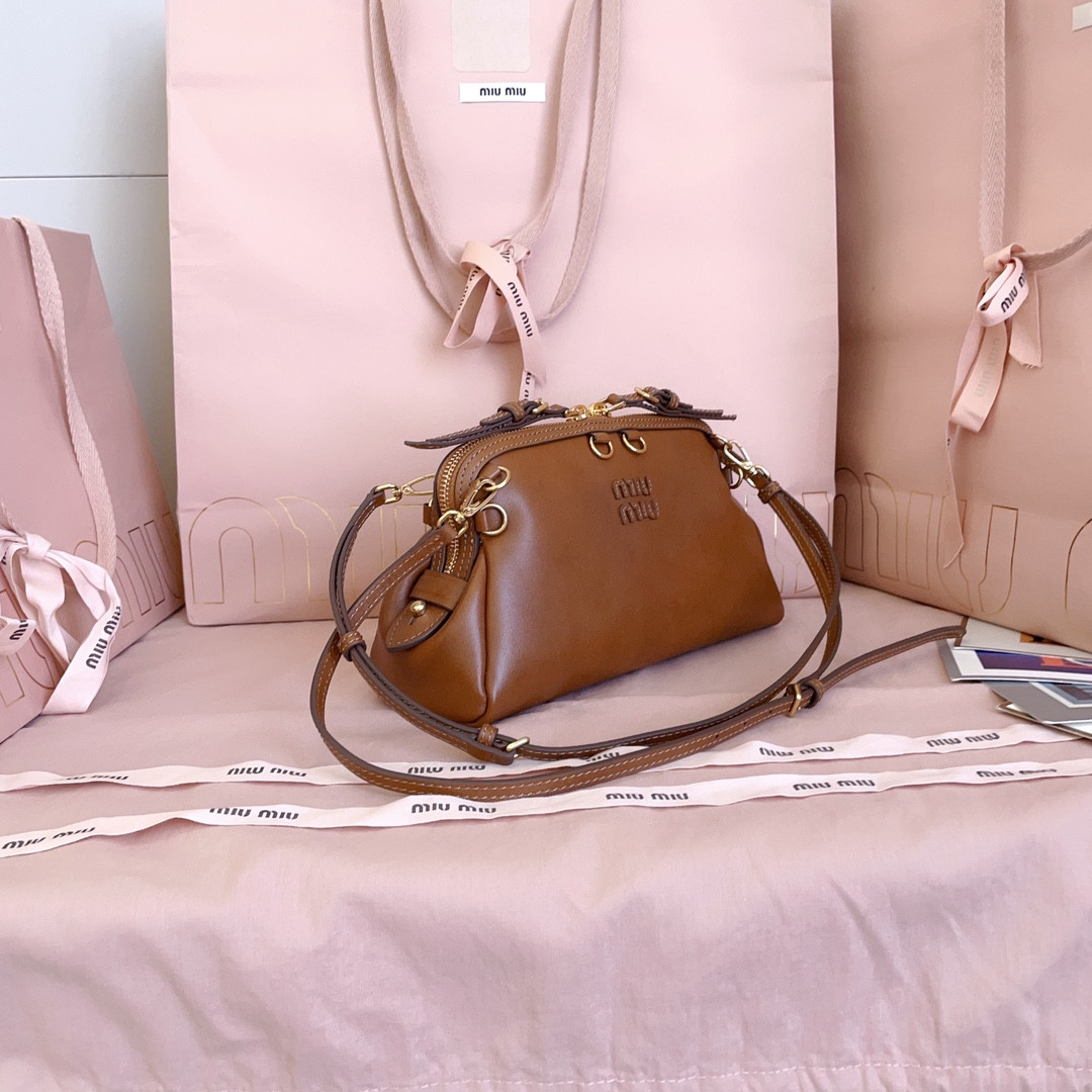 Miu Miu Caprice Leather Clutch 14x24x8.5cm