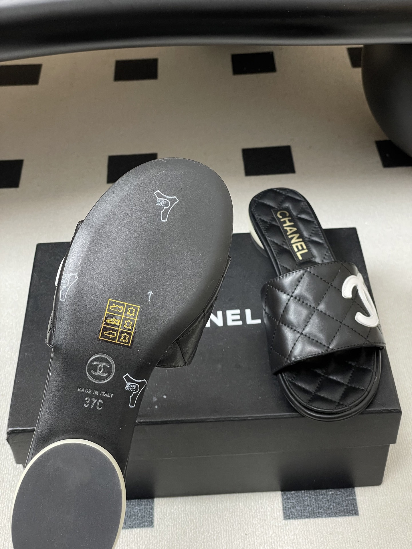 UA Chanel Slides