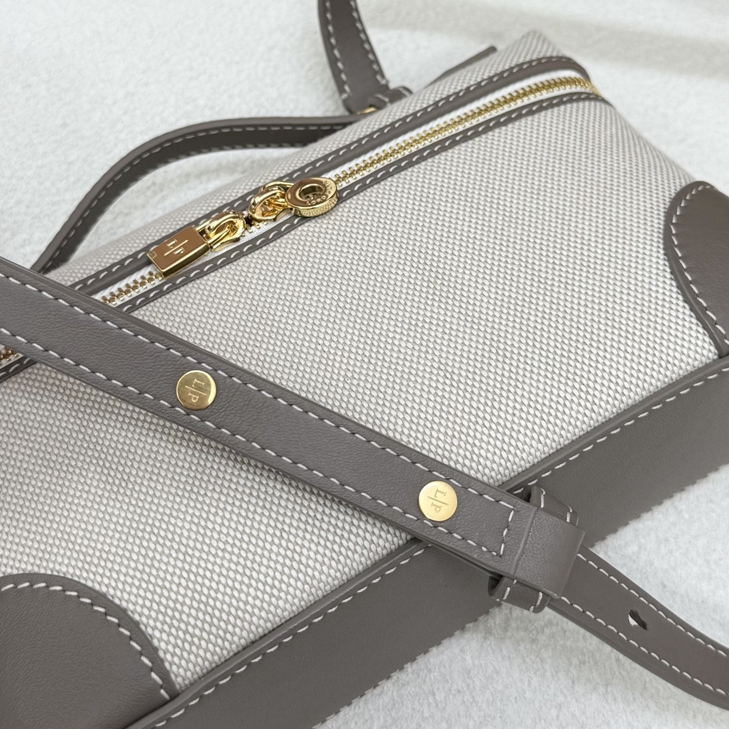 Loro Piana Extra Pocket L19 11 x 19 x 6.5 cm