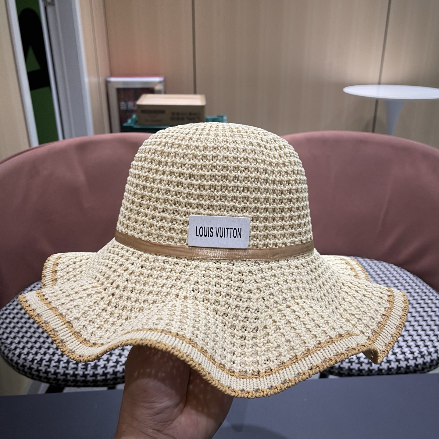 l0vis Vvtt0n straw hat